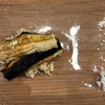 ウシマル - ウナギ。 魚、まだまだ出ますよ。 蒸し工程なんて入れない、バリバリの焼き。 力強い旨味を塩で。 日本流ウナギ料理への真っ向勝負。