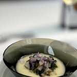 ウシマル - 新玉ねぎのソース？ムース？とトコブシ。 新玉の香りと甘さが強烈で、魚介のトコブシにまったく劣らない。 トコブシのフレッシュさをソースが加速させます。