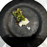 ウシマル - さきほどのスミイカの身の部分の炙りと山菜の天ぷら。 自家製塩で。