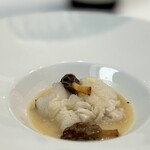 ウシマル - アミガサダケと白身魚の味わいがしっかり染み出したスープが美味しいこと。 軽く炙った白身は当然のこと、スープをしっかりとまとわせると日本料理には ない美味しい体験。 スープは一滴残らず舐めまわしてやりました！