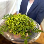 ウシマル - 山椒の実。 これもシェフがどっかから採ってきたもの。 大災害が起きたとき、こういうスキル持ちの人は強いんだろうなぁ。