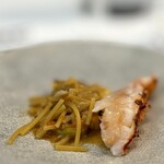 ウシマル - 猛烈にイセエビが香ります。 大型甲殻類の強い筋繊維の食感と旨味。 短いパスタはイセエビのミソソース。 焼きめにグラデーションをつけて、微妙に変化していく食感と味わいを楽しめ ます。