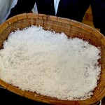 ウシマル - 塩。 これはシェフお手製の海塩。 この店の料理全般に使われます。 これだけの塩作るのに、いったいどれくらいの海水と時間がかかるん だろう。。 一回、作ってみたい。