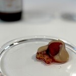 ウシマル - 地元産いちごのタルト？ 白小豆のピュレがけ。 これは、どうしたことか、いちごの酸味とピュレの中途半端な甘みが 噛み合ってなくて残念。