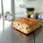 ウシマル - お土産にこんなにでっかいフォカッチャいただきました。 これとワインだけで2食分いただけます。