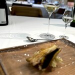 ウシマル - ここでもワインと日本酒。 もう、どんだけ飲んだのか、さっぱりわからん。 でも、酒も料理もまだまだ続きます！