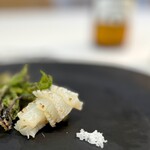 ウシマル - スミイカには優しい火入れ。 シェフが山がら採って来た、こごみと、なんとか・・ みんなこの店の近くの食材。