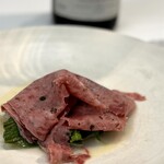 ウシマル - 自家製ですかね、パストラミソーセージの下に、あのコチが隠れてます。 魚と肉の料理ってめずらしいですが、合わせていただくと、ちっとも違和感 なくて美味しい！ 命のやりとりは過酷です。 携わる人と食材に感謝を。