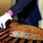 ウシマル - 目の前で切り分けてくれます。 写真には香りまで写らないってことに、呆然としてしまいます。 切り分けるほどに立ち上る暴力的な香り。 iPhone16Proは、香りも写るカメラにしてほしい。 これは香りがないと伝わらない絵面。