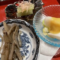日本酒と和食 花びし - 9000円飲み放題コース　前菜3種　牛蒡、ウド酢味噌和え、フキ煮物