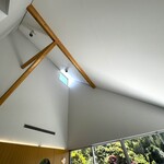 ウシマル - ウエイティングルームを見上げて。 高い天井、新緑に囲まれて、お茶をいただきます。 館内には、イタリアのきのこと料理に関するとても素敵な本があります。 この本を見ながら30分程度この空間を楽しみました。