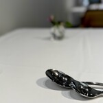 ウシマル - こんななにげないテーブルの風景までも絵になる空間と光。