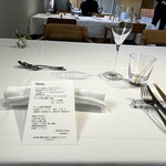 ウシマル - テーブルセッティングも抜かりありません。 ランチタイムから真白なクロスが敷かれているのも好感がもてます。 まぁ、夜昼同じ料理、同じ価格だから。天然の光と人口の光が調和して美しい。 さすが、建築家の手になる空間です。