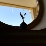 ウシマル - 真上にはこんな窓も。 光の陰影がなんとも絵になります。