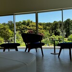 ウシマル - 美しいでしょ？ この風景は都会のレストランでは体験できません。 レストランの楽しみ方は多様なのです。 木材は地元、山武市の山武杉を使用とのこと。