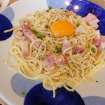 鎌倉パスタ - 厚切りベーコンのカルボナーラ鎌倉風。本日のサラダとパン3個のついたセット2を選んで1,530円也。