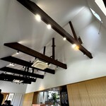 ウシマル - テーブル４つと個室でさほど広い面積ではありませんが、こうして天井高に するとまったく違った空間が生まれます。