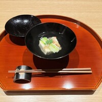 筒井 清寂 - 椀物は、山口県産白甘鯛、グリーンアスパラ、ホワイトアスパラ、湯葉豆腐、木の芽、ミョウガ添え