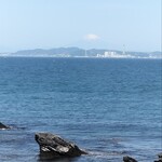 魚屋の磯料理 まるとし - 席から見える富士山。贅沢な景色です。