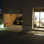 はすや - 正面側から　左のガレージから入る　右は別の会社