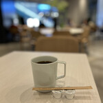 TORANOMON HILLS CAFE - ホットコーヒーは大きめのマグカップ