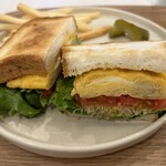 TORANOMON HILLS CAFE - 西京味噌とチーズのたまごサンド  パンに味噌が塗られてる