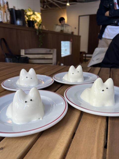 カフェ]ぷるんぷるんっ！にダンスするうさぎプリンが超ラブリー