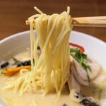 Ginza Kagari - 麺は中太のストレートで、特別な個性は感じなかった