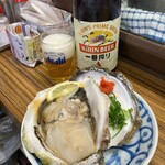 立呑み処 入部酒店 - 瓶ビールと岩がき