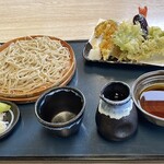 そば処 砂武縞 - 最近どうも食器の並びがぞんざいな感じがする