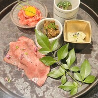 焼肉 喰心 - 五種盛り
                    枝豆湯葉 牛タンとブロッコリーの胡麻和え
                    丸茄子と和牛の揚げ浸し和牛ユッケ和牛炙り寿司