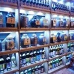 具志堅の家 - 泡盛は全メーカー取り揃えております！泡盛がズラリと並ぶ棚は圧巻です！