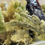 そば処 砂武縞 - 最近見た記憶のあるこれ。タラの芽の成長したやつだ。葉の柄の食感がプチプチしていて、ほろ苦さはタラの芽より淡い。こっちの方がメジャーになっても不思議では無い