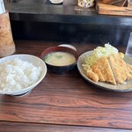 とんかつひろ - とんかつ定食890円大盛り100円