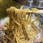 兎に角 - 油そばの麺、リフトアップ！