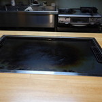 鉄板焼き なお - 店内カウンターの鉄板の様子