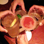 レザン - カクテルで乾杯。