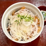 Nakau - オニオンサーモン丼 〜 サーモンが見えない玉葱の量。