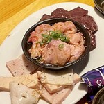 Yakiniku Horumon Hamagyuu - 特上ミノ、レバー、真ん中の肉は何だったかな？