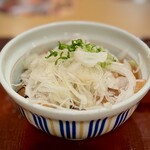 Nakau - オニオンサーモン丼 〜 サーモンが見えない玉葱の量。