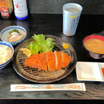 串焼 どんどん 別館 - 大山地鶏のムネ肉レアカツ定食1,000円