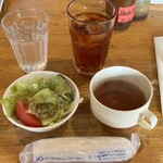 エイト・オーズファーム - セットのサラダとスープ