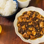 関飯店 - 関飯店特製麻婆豆腐（1000円）ライス、サラダ、スープ付