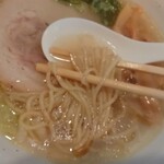 らーめんこうすけ - 塩ラーメンの麺とスープ