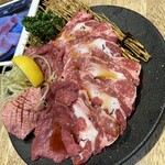 炭火焼肉 城 - タン盛り合わせ