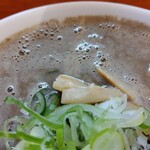 煮干中華 あさり - 泡立つスープと水際