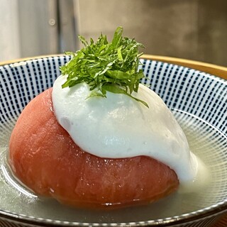 由日本日本料理烹調的時令食材製成的紅鯛魚湯和關東煮
