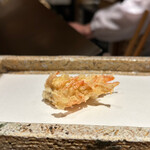 日本橋 蕎ノ字 - 火入れ少なめの海老の頭。今日のみそは少なめ