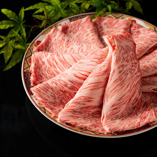 Sukiyaki and shabu shabu-shabu made with carefully selected Japanese black beef