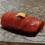 鮨仙酢 本店 - ⑨本鮪赤身漬け、地芥子載せ
            しっかり漬けてあり味わいは濃いめ
            カマトロとは違う個体かな？